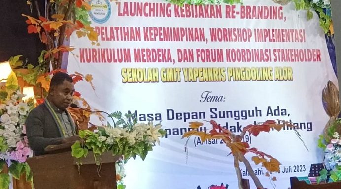 Majelis Sinode GMIT Akui Tak Beri Perhatian pada Sekolah GMIT Ketua Klasis Alor Barat Daya (ABAD) Pdt. Doni Sarlito Duka,S.Th, ketika sambutan di acara launching re-branding kebijakan pendidikan GMIT oleh Yapenkris Pingdoling, Senin (10/7) di Aula Gereja Pola, Kalabahi.