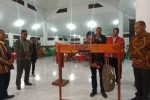 Yapenkris Pingdoling Alor Launching Re-Branding Kebijakan Pendidikan GMIT Asisten II Setda NTT Ganef Wurgiyanto, A.Pi di dampingi Bupati Alor Drs. Amon Djobo, M.AP, Ketua Yapenkris Pingdoling Alor Dr. Fredik A. Kande, Ketua BPP GMIT Pdt. Jahja A. Milu dan para Ketua-ketua Klasis di Tribuana Alor, memukul gong tanda dibukanya launching re-branding kebijakan pendidikan GMIT, Senin (10/7) di Aula Pola Tribuana, Kalabahi.