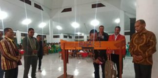 Yapenkris Pingdoling Alor Launching Re-Branding Kebijakan Pendidikan GMIT Asisten II Setda NTT Ganef Wurgiyanto, A.Pi di dampingi Bupati Alor Drs. Amon Djobo, M.AP, Ketua Yapenkris Pingdoling Alor Dr. Fredik A. Kande, Ketua BPP GMIT Pdt. Jahja A. Milu dan para Ketua-ketua Klasis di Tribuana Alor, memukul gong tanda dibukanya launching re-branding kebijakan pendidikan GMIT, Senin (10/7) di Aula Pola Tribuana, Kalabahi.