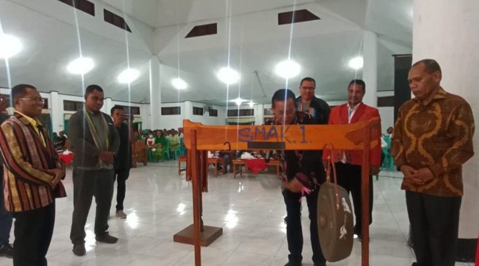 Yapenkris Pingdoling Alor Launching Re-Branding Kebijakan Pendidikan GMIT Asisten II Setda NTT Ganef Wurgiyanto, A.Pi di dampingi Bupati Alor Drs. Amon Djobo, M.AP, Ketua Yapenkris Pingdoling Alor Dr. Fredik A. Kande, Ketua BPP GMIT Pdt. Jahja A. Milu dan para Ketua-ketua Klasis di Tribuana Alor, memukul gong tanda dibukanya launching re-branding kebijakan pendidikan GMIT, Senin (10/7) di Aula Pola Tribuana, Kalabahi.