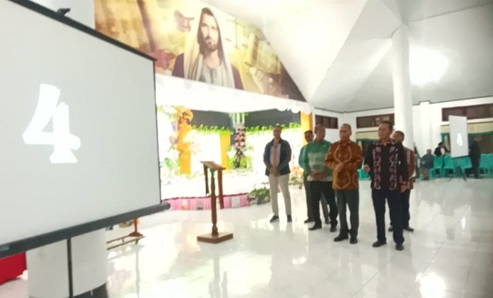 Asisten II Setda NTT, Bupati Alor, Ketua Yayasan, Ketua BPP GMIT bersama para pendeta sedang bersiap menekan tombol launching re-branding kebijakan pendidikan GMIT di Aula Pola Tribuana. 