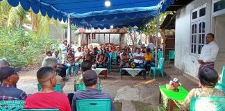 Keluarga Alor Nyatakan Sikap Dukung Caleg DPR RI Yerimoth Bantara di Pemilu 2024 Yerimoth Bantara, SH.,M.H (berdiri ujung kanan) ketika memperkenalkan dirinya dalam pertemuan keluarga di rumah Jacob Banik, Batutenata, Kalabahi, Minggu (23/7) petang.