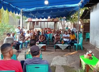 Keluarga Alor Nyatakan Sikap Dukung Caleg DPR RI Yerimoth Bantara di Pemilu 2024 Yerimoth Bantara, SH.,M.H (berdiri ujung kanan) ketika memperkenalkan dirinya dalam pertemuan keluarga di rumah Jacob Banik, Batutenata, Kalabahi, Minggu (23/7) petang.