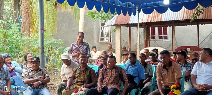 Leonardus Sanga, tokoh adat Desa Helangdoi Kecamatan Pantar sedang sampaikan dukungan politiknya pada Yerimoth Bantara. 