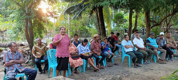 Ferderince Manikita-Banik, tokoh perempuan asal Pulau Pura sedang sampaikan dukungan politiknya pada Yerimoth Bantara. 