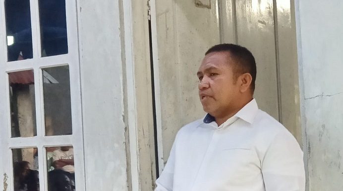 Yerimoth Bantara, Anak Kampung Kolana Alor yang Sukses Jadi Advokat di Jakarta Yerimoth Bantara, SH.,M.H ketika memperkenalkan dirinya kepada keluarga Alor, Minggu (22/7) petang di Rumah Jacob Banik, Batutenata, Kalabahi.