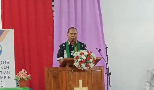 Bupati Alor Harap Ketua Klasis ABAL yang Baru Bisa Merangkul Umat Lain Bupati Alor Amon Djobo ketika sambutan di acara pembukaan sidang Klasis ABAL, Senin (21/8) di Jemaat Tiberias O'oylah, Kokar.