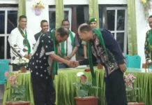 Bupati Alor Apresiasi Jefri Riwu Kore yang Hadir di Sidang Klasis ABAL Bupati Alor Drs. Amon Djobo, M.AP (kiri) menyalami Dr. Jefirstson Richset Riwu Kore, MM., MH atau lebih dikenal dengan Jefri Riwu Kore, pada acara pembukaan sidang Klasis Alor Barat Laut, Senin (21/8) di Jemaat Tiberias O'oylah Kokar.