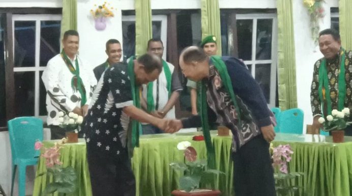 Bupati Alor Apresiasi Jefri Riwu Kore yang Hadir di Sidang Klasis ABAL Bupati Alor Drs. Amon Djobo, M.AP (kiri) menyalami Dr. Jefirstson Richset Riwu Kore, MM., MH atau lebih dikenal dengan Jefri Riwu Kore, pada acara pembukaan sidang Klasis Alor Barat Laut, Senin (21/8) di Jemaat Tiberias O'oylah Kokar.