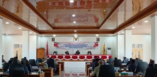 Tok! DPRD Umumkan Pemberhentian Amon Djobo dari Jabatan Bupati Alor Wakil Ketua DPRD Alor Sulaiman Singh (tengah), membacakan keputusan DPRD tentang pengumuman pemberhentian Amon Djobo dari Jabatan Bupati Alor Periode 20219-2024, Rabu (23/8) di ruang sidang utama DPRD, Baturniwala.