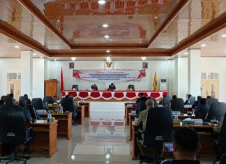 Tok! DPRD Umumkan Pemberhentian Amon Djobo dari Jabatan Bupati Alor Wakil Ketua DPRD Alor Sulaiman Singh (tengah), membacakan keputusan DPRD tentang pengumuman pemberhentian Amon Djobo dari Jabatan Bupati Alor Periode 20219-2024, Rabu (23/8) di ruang sidang utama DPRD, Baturniwala.