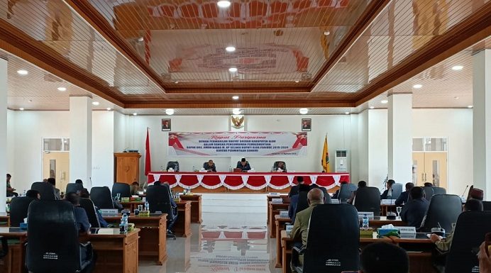 Tok! DPRD Umumkan Pemberhentian Amon Djobo dari Jabatan Bupati Alor Wakil Ketua DPRD Alor Sulaiman Singh (tengah), membacakan keputusan DPRD tentang pengumuman pemberhentian Amon Djobo dari Jabatan Bupati Alor Periode 20219-2024, Rabu (23/8) di ruang sidang utama DPRD, Baturniwala.