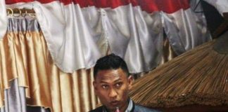 Di-PAW dari Anggota DPRD Alor, Dony Mooy Siap Gugat PSI di PTUN Kupang Sekretaris Fraksi Persatuan Nurani Alor Dony Menase Mooy sedang membacakan pandangan fraksi dalam sidang paripurna DPRD Alor tahun 2021. (Foto: doc tribuanapos.net).