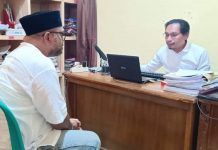 Polisi Periksa Lomboan Djahamou Terkait Kasus Pencemaran Nama Baik Enny Anggrek Lomboan Djahamou (kiri) sedang diperiksa penyidik Bribka Suherman, Senin (14/8) di Ruang Tipiter Polres Alor, Kalabahi Kota.