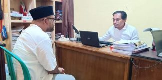 Polisi Periksa Lomboan Djahamou Terkait Kasus Pencemaran Nama Baik Enny Anggrek Lomboan Djahamou (kiri) sedang diperiksa penyidik Bribka Suherman, Senin (14/8) di Ruang Tipiter Polres Alor, Kalabahi Kota.