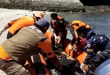 Tim SAR Gabungan Temukan Jasad Nelayan Alor yang Hilang 4 Hari Saat Menyuluh Ikan Tim SAR Gabungan mengevakuasi jasad Nimrot Potmau di pesisir pantai Desa Wakapsir, Selasa (8/8).