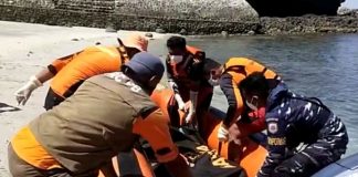 Tim SAR Gabungan Temukan Jasad Nelayan Alor yang Hilang 4 Hari Saat Menyuluh Ikan Tim SAR Gabungan mengevakuasi jasad Nimrot Potmau di pesisir pantai Desa Wakapsir, Selasa (8/8).