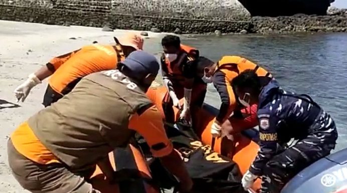 Tim SAR Gabungan Temukan Jasad Nelayan Alor yang Hilang 4 Hari Saat Menyuluh Ikan Tim SAR Gabungan mengevakuasi jasad Nimrot Potmau di pesisir pantai Desa Wakapsir, Selasa (8/8).