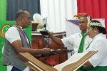 Sah! Pdt Simon Petrus Amung Kembali Pimpin Klasis ABAL, Ini Hasil Pemilihan MK Periode 2024-2027 Ketua Majelis Jemaat O'oylah Kokar Pdt. Leny Hendrik, M.Th, menyerahkan palu persidangan Klasis ABAL kepada Ketua Majelis Klasis Pdt. Simon Petrus Amung, S.Th sebagai tanda sidang Klasis resmi dimulai.