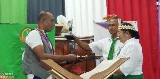 Sah! Pdt Simon Petrus Amung Kembali Pimpin Klasis ABAL, Ini Hasil Pemilihan MK Periode 2024-2027 Ketua Majelis Jemaat O'oylah Kokar Pdt. Leny Hendrik, M.Th, menyerahkan palu persidangan Klasis ABAL kepada Ketua Majelis Klasis Pdt. Simon Petrus Amung, S.Th sebagai tanda sidang Klasis resmi dimulai.