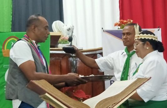Sah! Pdt Simon Petrus Amung Kembali Pimpin Klasis ABAL, Ini Hasil Pemilihan MK Periode 2024-2027 Ketua Majelis Jemaat O'oylah Kokar Pdt. Leny Hendrik, M.Th, menyerahkan palu persidangan Klasis ABAL kepada Ketua Majelis Klasis Pdt. Simon Petrus Amung, S.Th sebagai tanda sidang Klasis resmi dimulai.