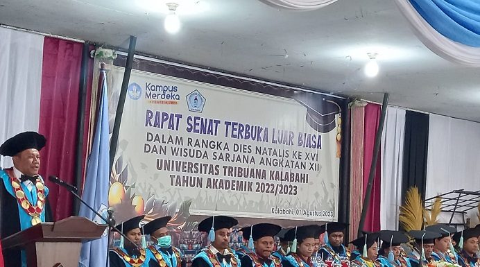 Untrib Wisudakan 325 Sarjana, Rektor Ajak Sarjananya Kelola 90% Lahan Pertanian yang Belum Diurus Rektor Untrib Alvonso F. Gorang, S.Sos.,MM ketika pidato di acara wisuda Untrib, Selasa (1/8) di Aula Pola, Kalabahi.