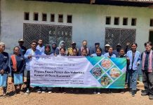 Tim SITH ITB Sosialisasi Penanganan Pasca Panen dan Valorisasi Kemiri di Alor Tim SITH ITB foto bersama peserta usai kegiatan sosialisasi penanganan pasca panen dan valorisasi kemiri di Desa Kuneman, Jumat (18/8). (Foto: doc tribuanapos.net).