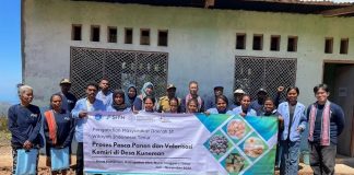 Tim SITH ITB Sosialisasi Penanganan Pasca Panen dan Valorisasi Kemiri di Alor Tim SITH ITB foto bersama peserta usai kegiatan sosialisasi penanganan pasca panen dan valorisasi kemiri di Desa Kuneman, Jumat (18/8). (Foto: doc tribuanapos.net).