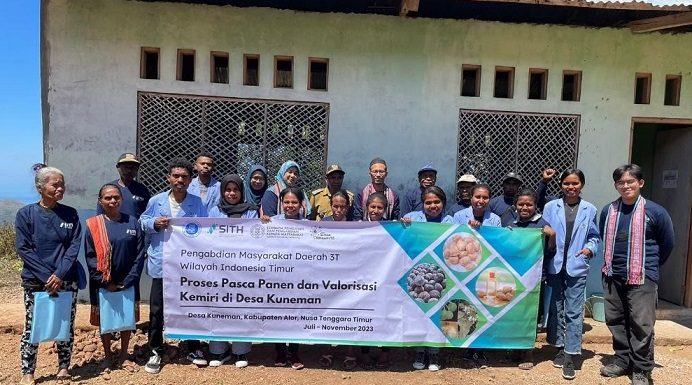 Tim SITH ITB Sosialisasi Penanganan Pasca Panen dan Valorisasi Kemiri di Alor Tim SITH ITB foto bersama peserta usai kegiatan sosialisasi penanganan pasca panen dan valorisasi kemiri di Desa Kuneman, Jumat (18/8). (Foto: doc tribuanapos.net).