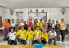 Peduli Kesehatan Jiwa Alor, FIK UI Berdayakan UKS dalam Promosi Deteksi Dini Masalah Kesehatan Jiwa Pelajar Tim Pengabdian Masyarakat UI 2023 foto bersama para guru SMA Negeri 1 Kalabahi dan SMA Negeri 2 Kalabahi usai Promosi Kesehatan Jiwa sebagai upaya peningkatan deteksi dini masalah kesehatan jiwa melalui pemberdayaan UKS di sekolah. (Foto: doc tribuanapos.net).