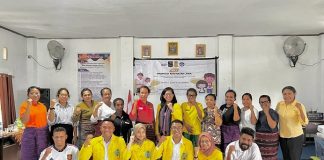 Peduli Kesehatan Jiwa Alor, FIK UI Berdayakan UKS dalam Promosi Deteksi Dini Masalah Kesehatan Jiwa Pelajar Tim Pengabdian Masyarakat UI 2023 foto bersama para guru SMA Negeri 1 Kalabahi dan SMA Negeri 2 Kalabahi usai Promosi Kesehatan Jiwa sebagai upaya peningkatan deteksi dini masalah kesehatan jiwa melalui pemberdayaan UKS di sekolah. (Foto: doc tribuanapos.net).