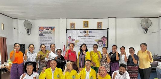 Peduli Kesehatan Jiwa Alor, FIK UI Berdayakan UKS dalam Promosi Deteksi Dini Masalah Kesehatan Jiwa Pelajar Tim Pengabdian Masyarakat UI 2023 foto bersama para guru SMA Negeri 1 Kalabahi dan SMA Negeri 2 Kalabahi usai Promosi Kesehatan Jiwa sebagai upaya peningkatan deteksi dini masalah kesehatan jiwa melalui pemberdayaan UKS di sekolah. (Foto: doc tribuanapos.net).