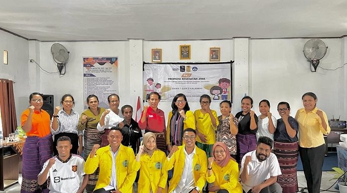 Peduli Kesehatan Jiwa Alor, FIK UI Berdayakan UKS dalam Promosi Deteksi Dini Masalah Kesehatan Jiwa Pelajar Tim Pengabdian Masyarakat UI 2023 foto bersama para guru SMA Negeri 1 Kalabahi dan SMA Negeri 2 Kalabahi usai Promosi Kesehatan Jiwa sebagai upaya peningkatan deteksi dini masalah kesehatan jiwa melalui pemberdayaan UKS di sekolah. (Foto: doc tribuanapos.net).