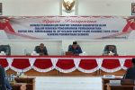 Pidato Pimpinan DPRD Alor di Paripurna Pemberhentian Bupati Amon Djobo Bupati Alor Amon Djobo (kiri) sementara pidato di sidang paripurna pemberhentiannya dari jabatan Bupati Alor Periode 2019-2024, Rabu (23/8) di ruang sidang DPRD, Batunirwala.