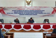 Pidato Pimpinan DPRD Alor di Paripurna Pemberhentian Bupati Amon Djobo Bupati Alor Amon Djobo (kiri) sementara pidato di sidang paripurna pemberhentiannya dari jabatan Bupati Alor Periode 2019-2024, Rabu (23/8) di ruang sidang DPRD, Batunirwala.