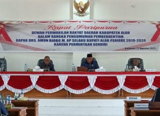 Pidato Pimpinan DPRD Alor di Paripurna Pemberhentian Bupati Amon Djobo Bupati Alor Amon Djobo (kiri) sementara pidato di sidang paripurna pemberhentiannya dari jabatan Bupati Alor Periode 2019-2024, Rabu (23/8) di ruang sidang DPRD, Batunirwala.