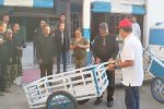 Yafet Rissy Bantu Kereta Dorong kepada Pemulung di Kota Kupang Calon Legislatif Anggota DPR RI Dapil NTT II Yafet Y. W. Rissy, SH.,M.Si.,LLM., PhD, memberikan bantuan kereta dorong kepada pemulung di Kota Kupang, Nusa Tenggara Timur. (Foto: doc tribuanapos.net).