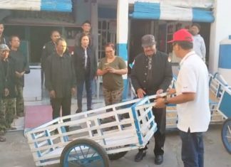 Yafet Rissy Bantu Kereta Dorong kepada Pemulung di Kota Kupang Calon Legislatif Anggota DPR RI Dapil NTT II Yafet Y. W. Rissy, SH.,M.Si.,LLM., PhD, memberikan bantuan kereta dorong kepada pemulung di Kota Kupang, Nusa Tenggara Timur. (Foto: doc tribuanapos.net).