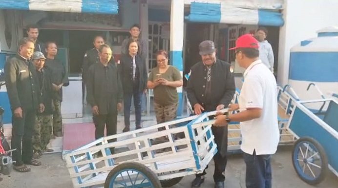 Yafet Rissy Bantu Kereta Dorong kepada Pemulung di Kota Kupang Calon Legislatif Anggota DPR RI Dapil NTT II Yafet Y. W. Rissy, SH.,M.Si.,LLM., PhD, memberikan bantuan kereta dorong kepada pemulung di Kota Kupang, Nusa Tenggara Timur. (Foto: doc tribuanapos.net).