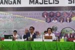 UKSW dan GMIT Inisiasi Kerjasama Siapkan Sekolah Berstandar Nasional Plus di NTT Wakil Rektor UKSW Salatiga, Yafet Y.W Rissy, SH., MSi, LLM., PhD (AFHEA) (kiri) dan Ketua MSH GMIT Pdt. Dr. Mery Kolimon ketika menyampaikan materi kerjasama siapkan sekolah berstandar Nasional plus di Sidang MSH GMIT ke 51 di GMIT Centre, Senin, 28 Agustus 2023.