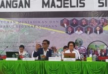 UKSW dan GMIT Inisiasi Kerjasama Siapkan Sekolah Berstandar Nasional Plus di NTT Wakil Rektor UKSW Salatiga, Yafet Y.W Rissy, SH., MSi, LLM., PhD (AFHEA) (kiri) dan Ketua MSH GMIT Pdt. Dr. Mery Kolimon ketika menyampaikan materi kerjasama siapkan sekolah berstandar Nasional plus di Sidang MSH GMIT ke 51 di GMIT Centre, Senin, 28 Agustus 2023.