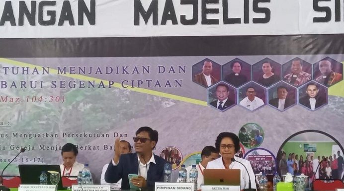 UKSW dan GMIT Inisiasi Kerjasama Siapkan Sekolah Berstandar Nasional Plus di NTT Wakil Rektor UKSW Salatiga, Yafet Y.W Rissy, SH., MSi, LLM., PhD (AFHEA) (kiri) dan Ketua MSH GMIT Pdt. Dr. Mery Kolimon ketika menyampaikan materi kerjasama siapkan sekolah berstandar Nasional plus di Sidang MSH GMIT ke 51 di GMIT Centre, Senin, 28 Agustus 2023.