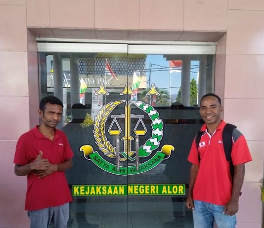Dilaporkan Warganya ke Kejaksaan Alor, Kades Bantah Korupsi Dana Desa Padang Alang Adam Manisa (kiri) dan Mathias Lanata, tiba di kantor Kejaksaan Negeri Alor untuk menyerahkan laporan dugaan tindak pidana korupsi dana desa yang diduga dilakukan oleh kepala Desa Padang Alang Benyamin Animani, Rabu (30/8) di kantor Kejaksaan, Kalabahi. (Foto: doc tribuanapos.net).
