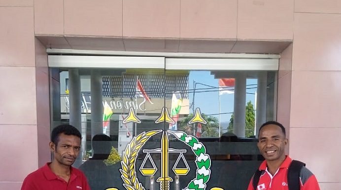 Dilaporkan Warganya ke Kejaksaan Alor, Kades Bantah Korupsi Dana Desa Padang Alang Adam Manisa (kiri) dan Mathias Lanata, tiba di kantor Kejaksaan Negeri Alor untuk menyerahkan laporan dugaan tindak pidana korupsi dana desa yang diduga dilakukan oleh kepala Desa Padang Alang Benyamin Animani, Rabu (30/8) di kantor Kejaksaan, Kalabahi. (Foto: doc tribuanapos.net).