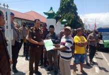 Gegara Pernyataan Sikap ini yang Bikin Aktivis Alor Dipukul Simpatisan Ketua DPRD Aktivis PERSETAN Alor menyerahkan pernyataan sikap kepada Kasie Intel Kejaksaan Negeri Alor Zakaria Sulistiono, SH, usai berorasi di kantor itu pada Selasa (5/9) di Kalabahi.