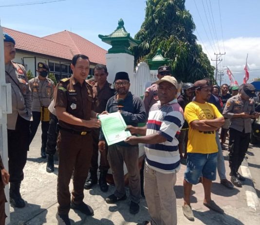 Gegara Pernyataan Sikap ini yang Bikin Aktivis Alor Dipukul Simpatisan Ketua DPRD Aktivis PERSETAN Alor menyerahkan pernyataan sikap kepada Kasie Intel Kejaksaan Negeri Alor Zakaria Sulistiono, SH, usai berorasi di kantor itu pada Selasa (5/9) di Kalabahi.