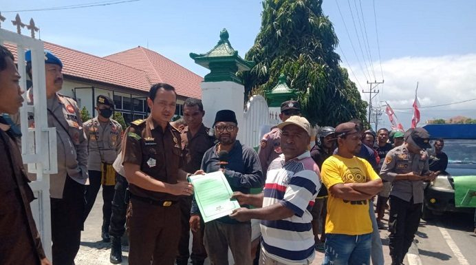 Gegara Pernyataan Sikap ini yang Bikin Aktivis Alor Dipukul Simpatisan Ketua DPRD Aktivis PERSETAN Alor menyerahkan pernyataan sikap kepada Kasie Intel Kejaksaan Negeri Alor Zakaria Sulistiono, SH, usai berorasi di kantor itu pada Selasa (5/9) di Kalabahi.