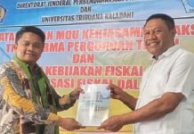 Untrib dan Kementerian Keuangan RI Teken MoU Dukung Tri Dharma PT Rektor Untrib Alvonso F. Gorang (kanan) dan Kanwil Dirjen Perbendaharaan Provinsi NTT Catur Ariyanto Widodo foto bersama usai teken MoU, Kamis (14/9) di Aula Untrib, Batunirwala. (Foto: doc tribuanapos.net).