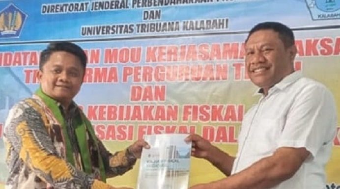 Untrib dan Kementerian Keuangan RI Teken MoU Dukung Tri Dharma PT Rektor Untrib Alvonso F. Gorang (kanan) dan Kanwil Dirjen Perbendaharaan Provinsi NTT Catur Ariyanto Widodo foto bersama usai teken MoU, Kamis (14/9) di Aula Untrib, Batunirwala. (Foto: doc tribuanapos.net).