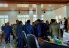 Gara-Gara Dewan Minta Jatah POKIR 10 Miliar, Pemkab Alor Walkout Sidang Banggar Drs. Amon Djobo, M.AP menyalami Anggota DPRD Alor pasca paripurna pengumuman pemberhentiannya dari Jabatan Bupati Alor Periode 2018-2023, Rabu (23/8) di Gedung DPRD, Batunirwala. (Foto: doc tribuanapos.net/dm).